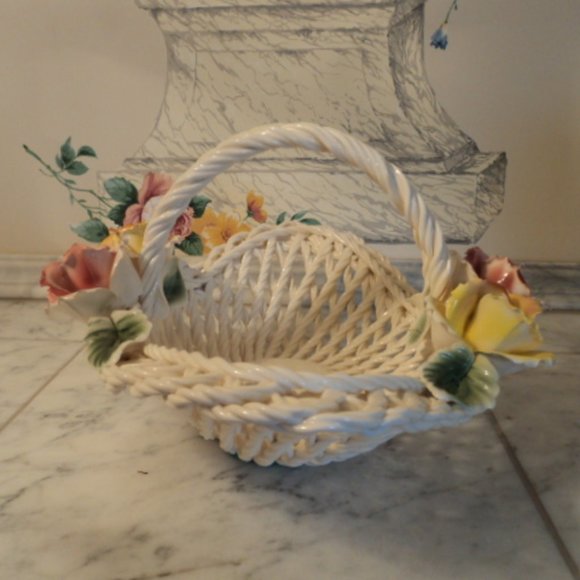 vintage porcelain Capodimonte flower basket ~ Italy~ large size - Picture 4 of 8